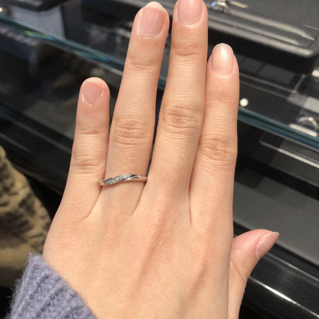 【エクセルコダイヤモンド(EXELCO DIAMOND)の口コミ】 シンプルで指が綺麗に見えるものがいいと思っていて、私は水かきが結構あ…