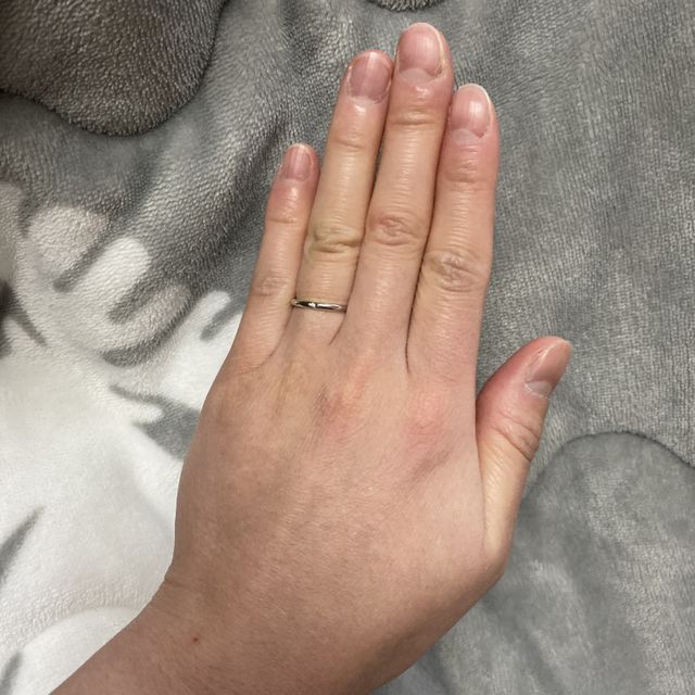 【AHKAH(アーカー)の口コミ】 手が小さめなので主張が強すぎない細めのデザインの指輪です。欲しいタイ…