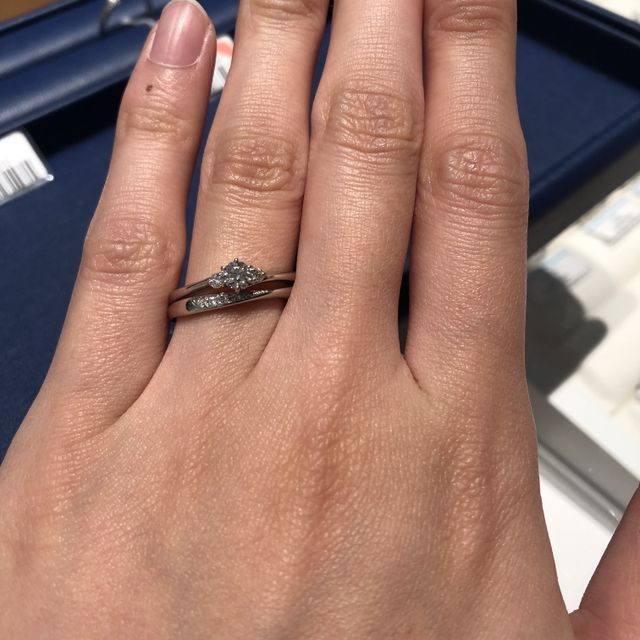 【銀座ダイヤモンドシライシの口コミ】 セットリングではないのに、ピッタリ2つが重なり納まりがいい。
婚約指輪…