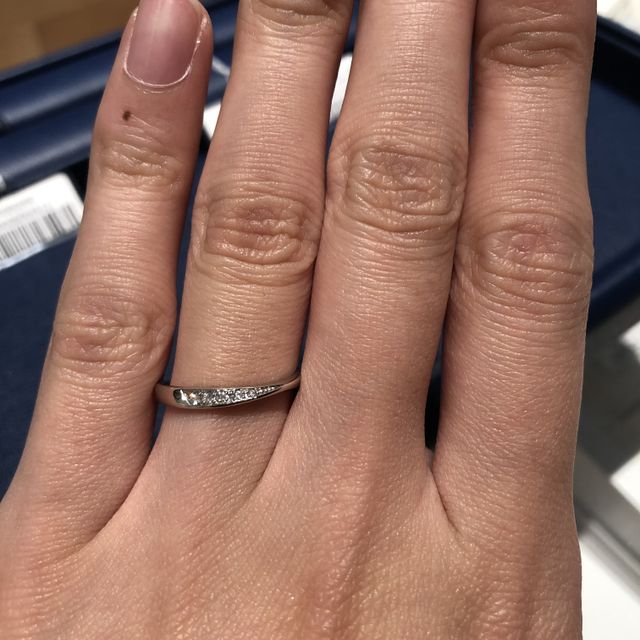 【銀座ダイヤモンドシライシの口コミ】 セットリングではないのに、ピッタリ2つが重なり納まりがいい。
婚約指輪…