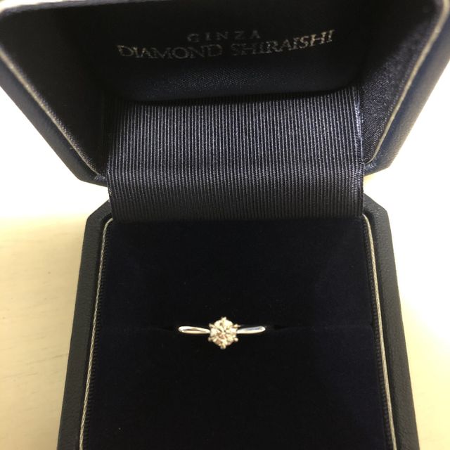 【銀座ダイヤモンドシライシの口コミ】 ダイアモンドを支える中央が2人の手を結ばれてる様子となり、ever afterと…