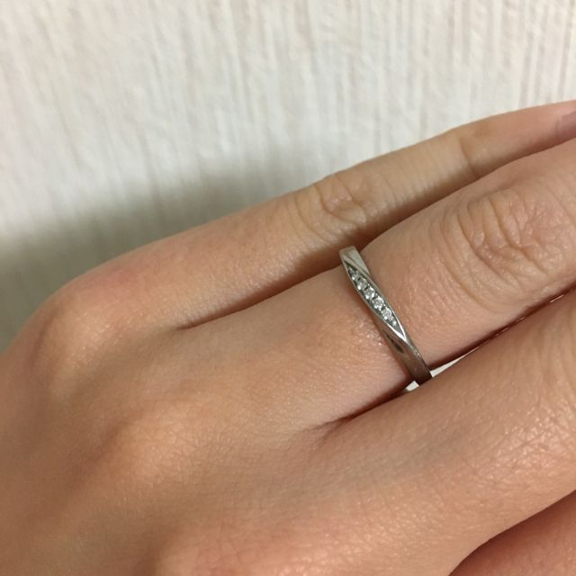 【4℃ BRIDAL(ヨンドシーブライダル)の口コミ】 最初は細身のストレートタイプを購入予定だったけど試着してみてウェーブ…