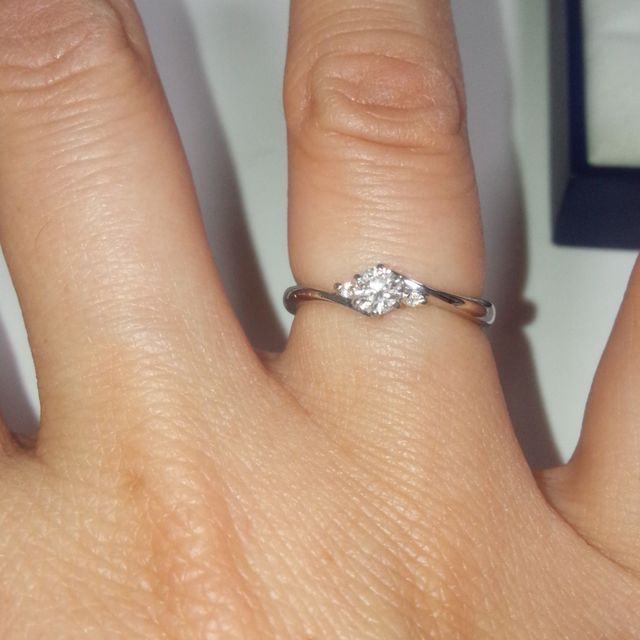 【ジュエリーツツミ(JEWELRY TSUTSUMI)の口コミ】 婚約指輪はシンプルなものが良かったので、こちらの指輪に決めました。
ダ…