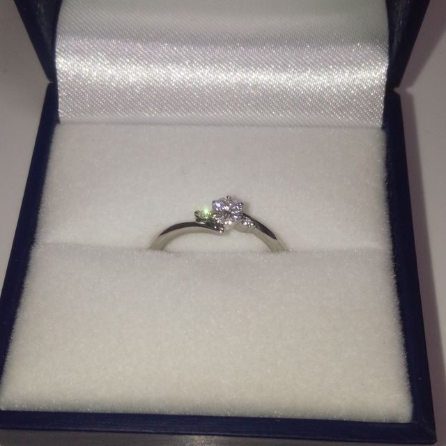 【ジュエリーツツミ(JEWELRY TSUTSUMI)の口コミ】 婚約指輪はシンプルなものが良かったので、こちらの指輪に決めました。
ダ…