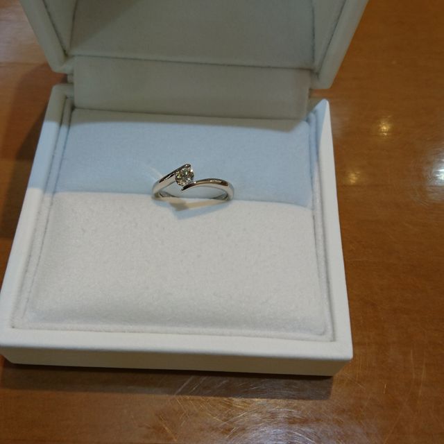 【ジュエリー東京の口コミ】 友人と二人で婚約指輪選びに来店しました。決めていた予算の中で何個か指…
