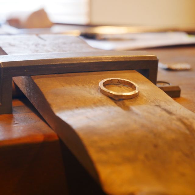 【鎌倉彫金工房の口コミ】 土目でマットな加工のヘアラインは自然でお互い気に入ったので選びました…