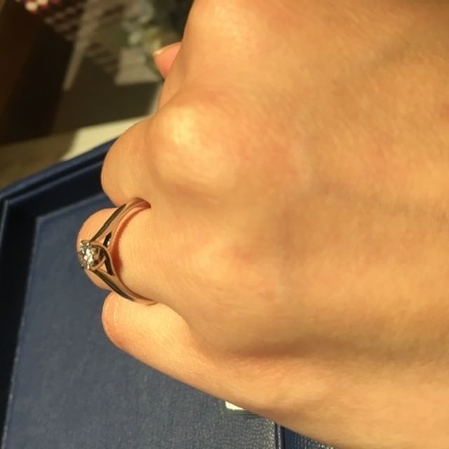 【銀座ダイヤモンドシライシの口コミ】 シンプルな婚約指輪を探していたところ、インターネットでこの指輪を見つ…