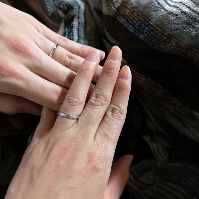 【GALA JEWELRY(ガラジュエリー)の口コミ】 デザインはシンプルにしました。彼はプラチナのザ・シンプルにして、私は…