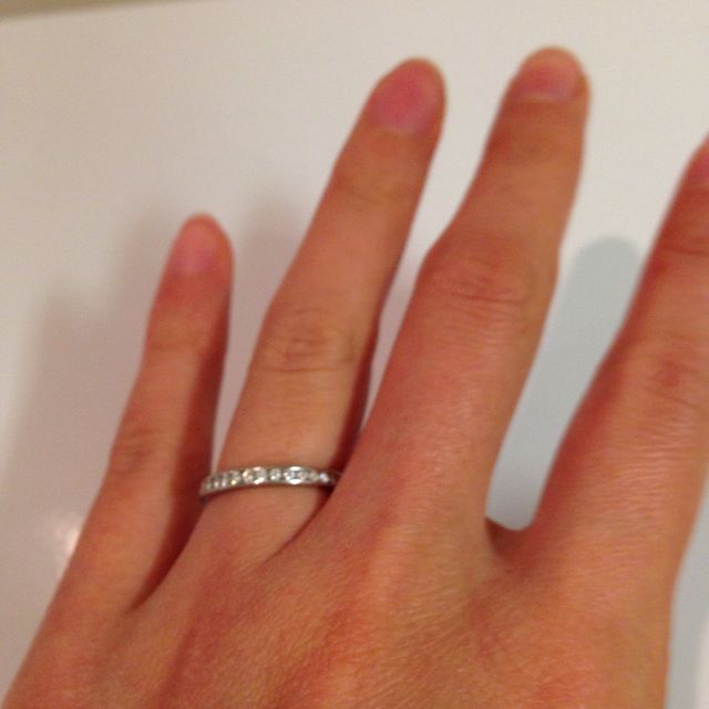 【ティファニー(Tiffany & Co.)の口コミ】 婚約指輪と同じブランドで重ねづけできるデザインにしました。シンプルな…