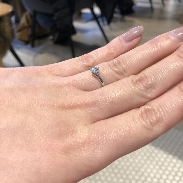 【ラザール ダイヤモンド(LAZARE DIAMOND)の口コミ】 指輪のデザインがシンプルながらも、特徴的な形をしており、他人とかぶる…