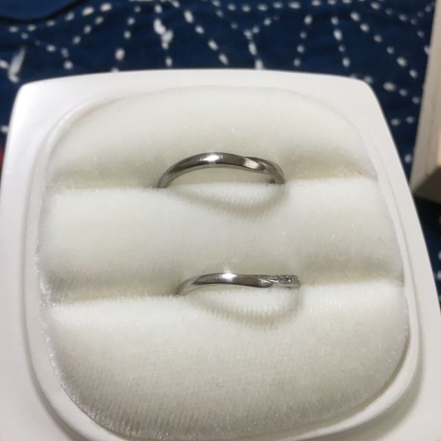 【俄(にわか)の口コミ】 俄　せせらぎの結婚指輪のみ購入しました。

私の女性用リングは、右半分…