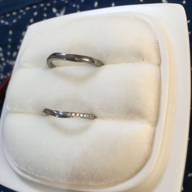 【俄(にわか)の口コミ】 俄　せせらぎの結婚指輪のみ購入しました。

私の女性用リングは、右半分…