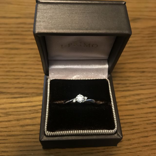 【アイプリモ(I-PRIMO)の口コミ】 少しウェーブしておりとても気に入ってます。真ん中の石の左右にも石がつ…