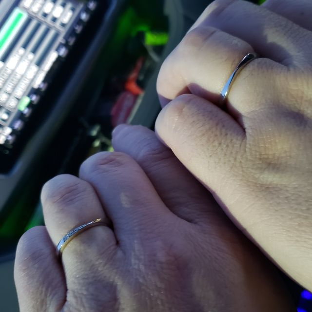 【Preuve(プルーヴ)の口コミ】 女性の方にだけ石が入ってるタイブのデザインにしました。
どちらも素材カ…