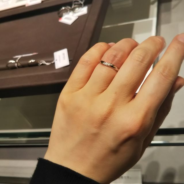 【アイプリモ(I-PRIMO)の口コミ】 メレダイヤが３つ着いていて、ゆるやかなカーブがついています。手が美し…