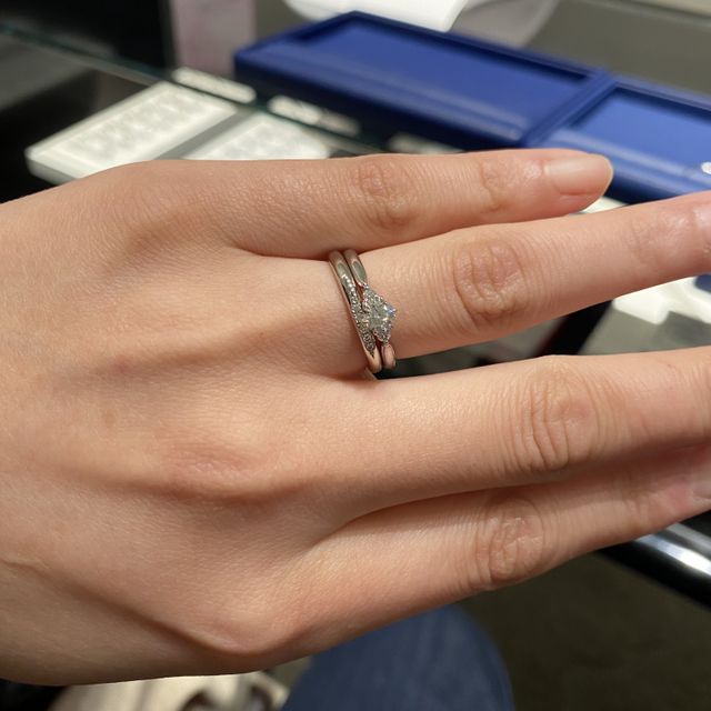 【銀座ダイヤモンドシライシの口コミ】 婚約指輪も銀座ダイヤモンドシライシさんで購入しました。そのシリーズの…