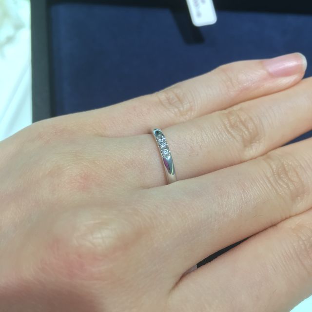 【4℃ BRIDAL(ヨンドシーブライダル)の口コミ】 お店に行ったときのプラチナの輝きに魅せられて購入しました。プラチナは…