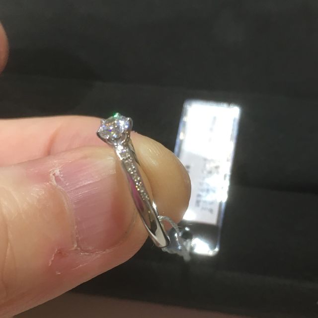 【BRILLIANCE+(ブリリアンスプラス)の口コミ】 シンプルな形でかつハーフエタニティになっています。中心部に連れて指輪…