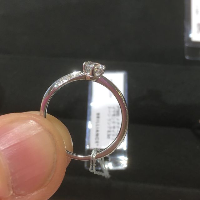 【BRILLIANCE+(ブリリアンスプラス)の口コミ】 シンプルな形でかつハーフエタニティになっています。中心部に連れて指輪…