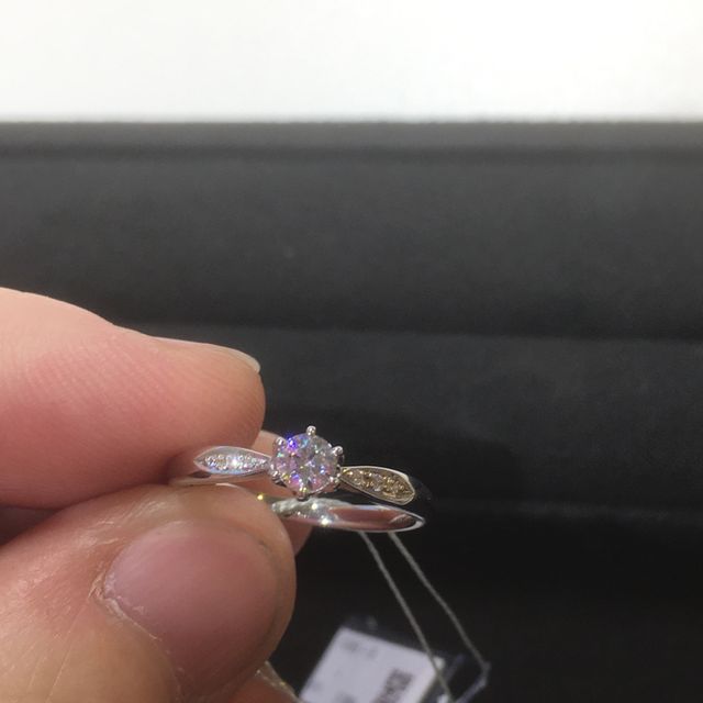 【BRILLIANCE+(ブリリアンスプラス)の口コミ】 シンプルな形でかつハーフエタニティになっています。中心部に連れて指輪…