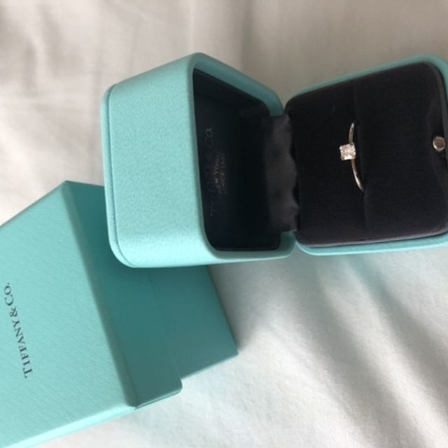 【ティファニー(Tiffany & Co.)の口コミ】 指輪のデザインと価格
他のお店に比べて石の大きさは小さい。ブランド代の…