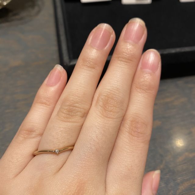 【ケイウノ ブライダル(K.UNO BRIDAL)の口コミ】 ベルのドレスがモチーフとされています。真ん中に存在感のあるダイヤが付…