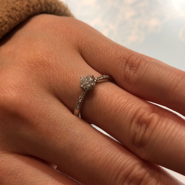 【ヴァンドーム青山(VENDOME AOYAMA)の口コミ】 ダイヤモンド の周りがレースや花びらに見えるように縁取ってあります。中…