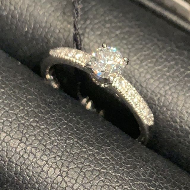 【エクセルコダイヤモンド(EXELCO DIAMOND)の口コミ】 プロポーズがシンデレラのガラスの靴でした。
サンドリヨンは横から見ると…