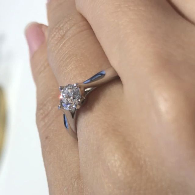 【BRILLIANCE+(ブリリアンスプラス)の口コミ】 シャープなフォルムのラインが上品な印象があるリングです。基本的にダイ…