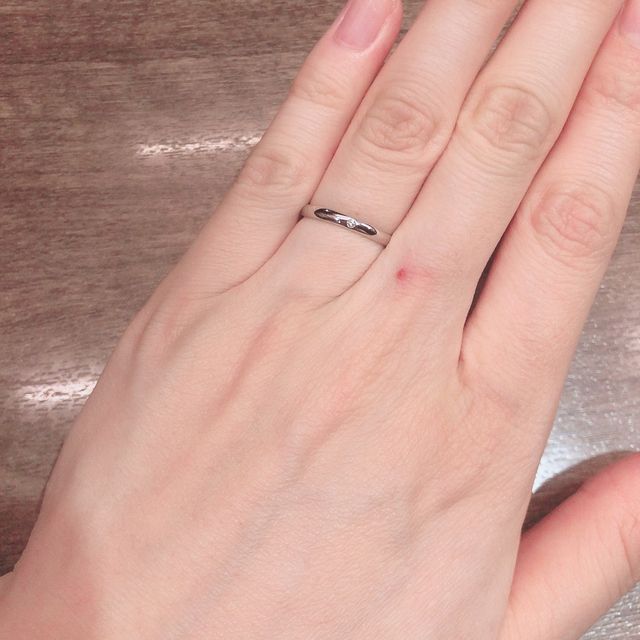 【GALA JEWELRY(ガラジュエリー)の口コミ】 夫と話し合いシンプルな指輪を選びました。
最初、私はダイヤが沢山ついた…