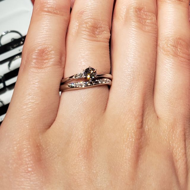 【ラザール ダイヤモンド(LAZARE DIAMOND)の口コミ】 結婚指輪は日常でつけるものなので派手すぎたり個性が出ていたら飽きるか…