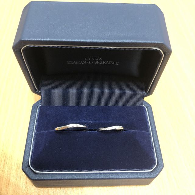 【銀座ダイヤモンドシライシの口コミ】 婚約指輪とのつけた時のバランスがとっても良かったです。
シンプルながら…