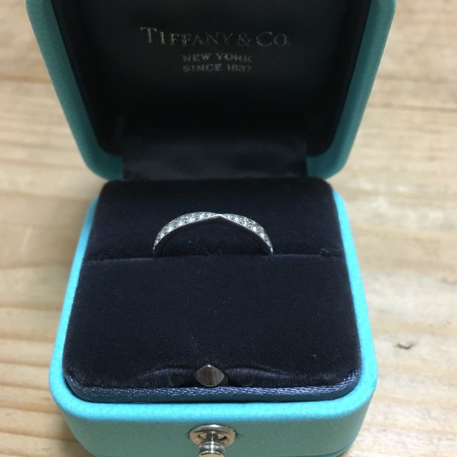 【ティファニー(Tiffany & Co.)の口コミ】 とにかく輝きが違います！他店の指輪もいくつか見ましたが、ダイヤの大き…