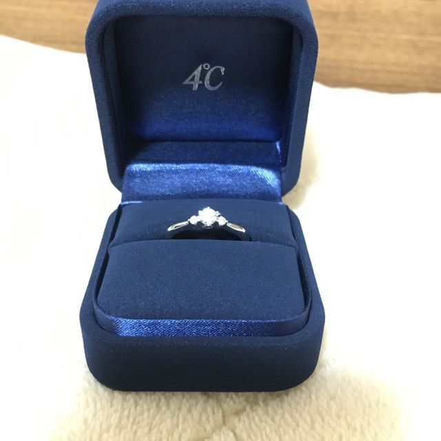 【4℃ BRIDAL(ヨンドシーブライダル)の口コミ】 なかなか最初は決めるのに苦労しました。
店員さんの説明を聞きながら相手…