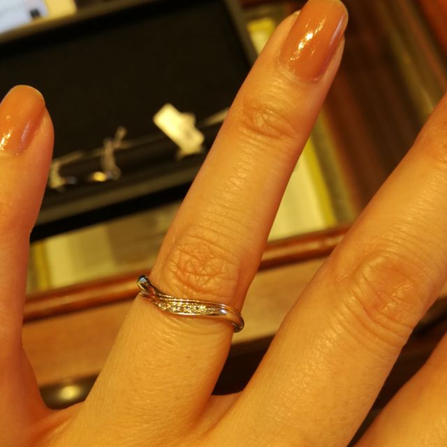 【ケイウノ ブライダル(K.UNO BRIDAL)の口コミ】 さりげなくすダイヤモンドが入っているところがとてもかわいいです！
これ…