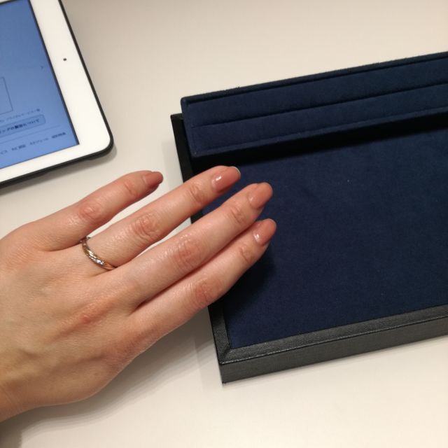 【4℃ BRIDAL(ヨンドシーブライダル)の口コミ】 シンプルながらも華やかさがあるデザインかとおもいます。シルバーだけで…