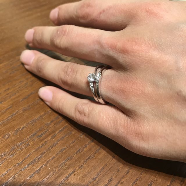 【TRECENTI(トレセンテ)の口コミ】 婚約指輪は、カーブの付いたアシンメトリーがとてもオシャレで着けた感じ…
