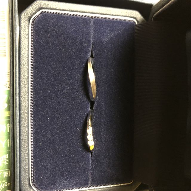 【銀座ダイヤモンドシライシの口コミ】 彼から頂いた婚約指輪がウェーブの形だったのでそれに合う同じウェーブで…