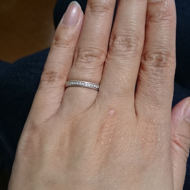 【PILOT BRIDAL(パイロットブライダル)の口コミ】 デザインは、シンプルなものがよく、別ブランドで買った婚約指輪と重ね付…