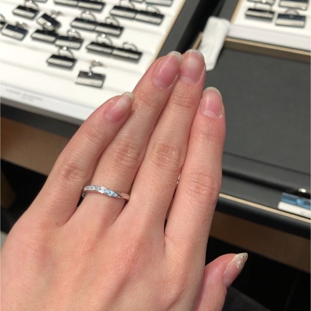 【ラザール ダイヤモンド(LAZARE DIAMOND)の口コミ】 少しウェーブのかかったリングに小さなダイヤモンドが連なったデザイン。…