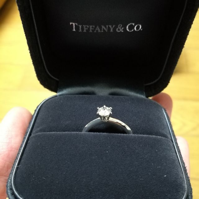 【ティファニー(Tiffany & Co.)の口コミ】 ティファニーの指輪で、シンプルかつ王道なデザインだったから。また、価…