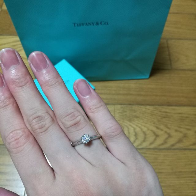 【ティファニー(Tiffany & Co.)の口コミ】 ティファニーの指輪で、シンプルかつ王道なデザインだったから。また、価…