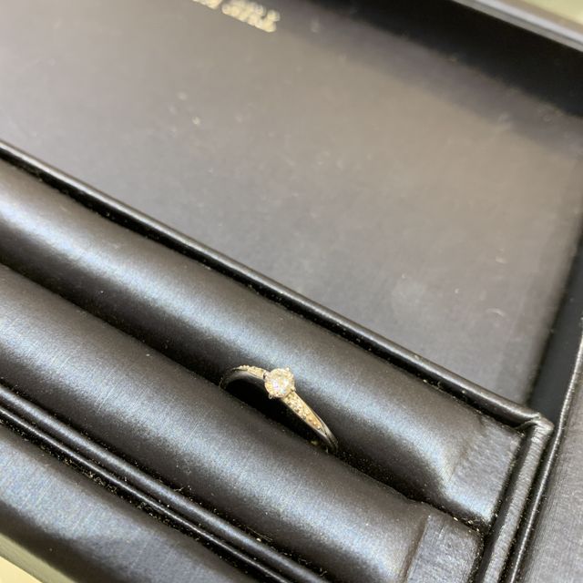 【THE KISS(ザ・キッス)の口コミ】 ダイヤが1つだけのものでなく、縁がダイヤの指輪を探していました。ウェー…