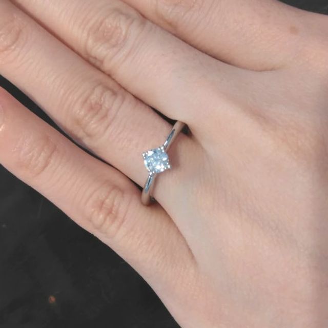 【ケイウノ ブライダル(K.UNO BRIDAL)の口コミ】 上から見るとシンプルなデザインでダイヤモンドのしっかりとした存在感が…