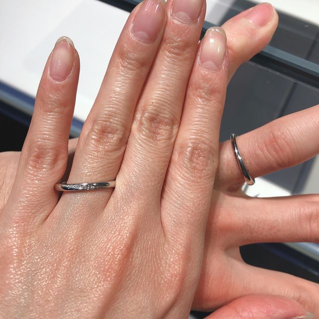 【銀座ダイヤモンドシライシの口コミ】 ウエーヴがついているデザインも豊富でそちらを希望していくつか付けてみ…