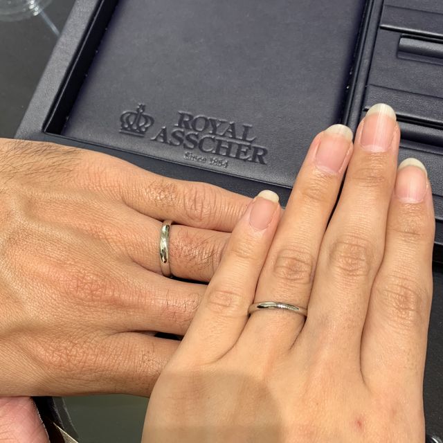 【ROYAL ASSCHER(ロイヤル・アッシャー)の口コミ】 色んなブライダル専門店で結婚指輪を試着した中でも、1番つけ心地の良い指…