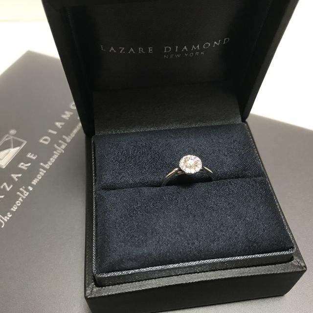【ラザール ダイヤモンド(LAZARE DIAMOND)の口コミ】 デザインです。センターのダイヤモンドの周りに小さなダイヤが散りばめら…