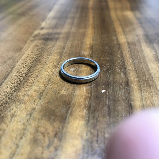 【ラザール ダイヤモンド(LAZARE DIAMOND)の口コミ】 デザインは少し太めでストレートです。
両サイドがミル打ち加工しているた…