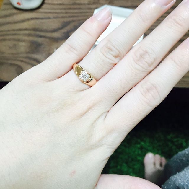 【4℃ BRIDAL(ヨンドシーブライダル)の口コミ】 少しゴツめの方がつけている感じがするので選びました。真ん中にダイヤが…