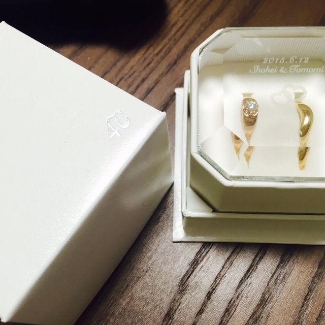 【4℃ BRIDAL(ヨンドシーブライダル)の口コミ】 少しゴツめの方がつけている感じがするので選びました。真ん中にダイヤが…